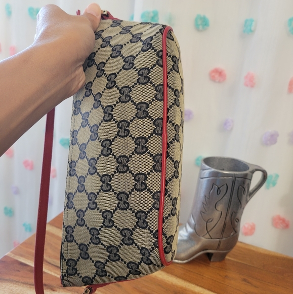 Authentic Gucci Boat Pochette 039•11032123 - Picture 10 of 17